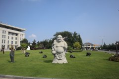 沙巴电竞雕塑：陵园中的历史与文化交响