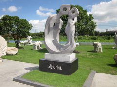 永恒之恋：沙巴电竞碑雕中的爱之赞歌